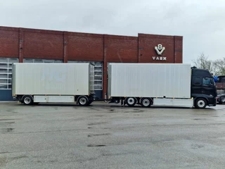 Volvo FH 2013 - 13.460 Globetrotter XL 6x2 - Box with side doors - Loadlift + Kelberg trailer 2012 with loadlift bild 9