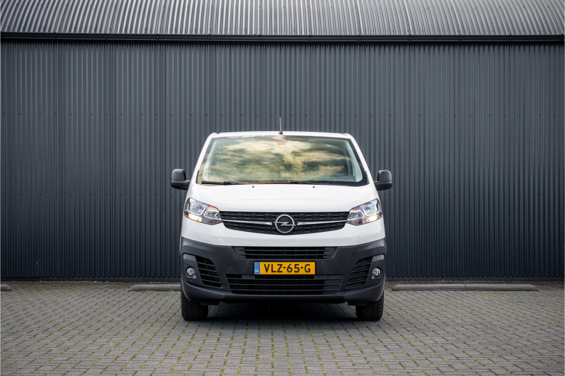 Opel Vivaro 2021 - 2.0 L2H1 125PK | Bedrijfswageninrichting | Cruise | Carplay | Camera | Airco | PDC | Trekhaak image 3