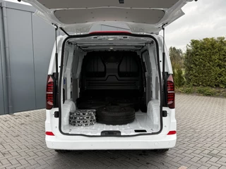 Volkswagen Transporter 2024 - 2.0 TDI 150 PK STYLE / AUTOMAAT / L1H1 / BPM VRIJ! / ACHTERKLEP / ECC / CRUISE / LANE ASSIST / CAMERA / 3-ZITS imagem 8
