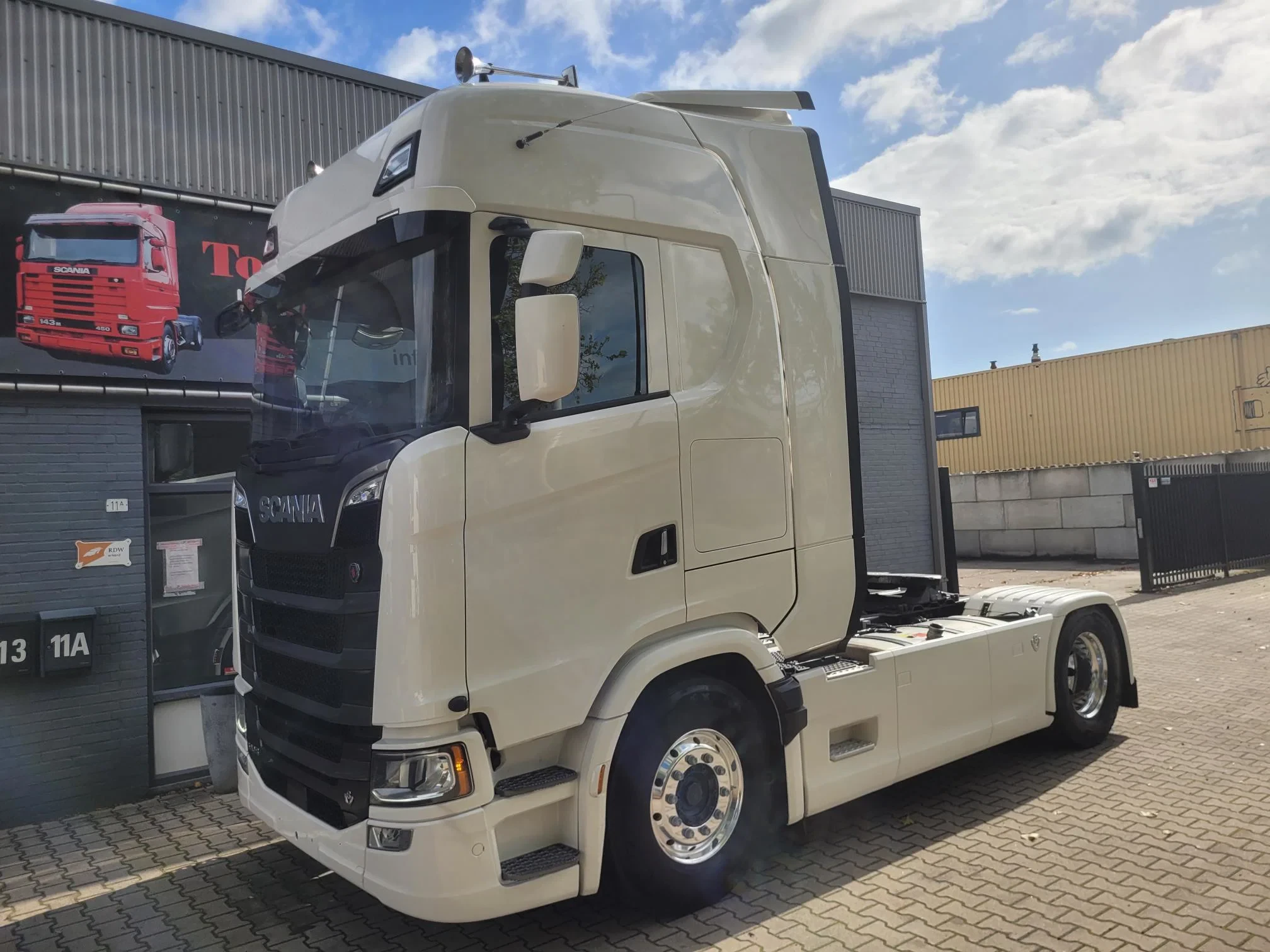 Scania S 2024 - 590S V8 NGS A4X2NB Full air 2 tanks 1200ltr retarder old dash afbeelding 1