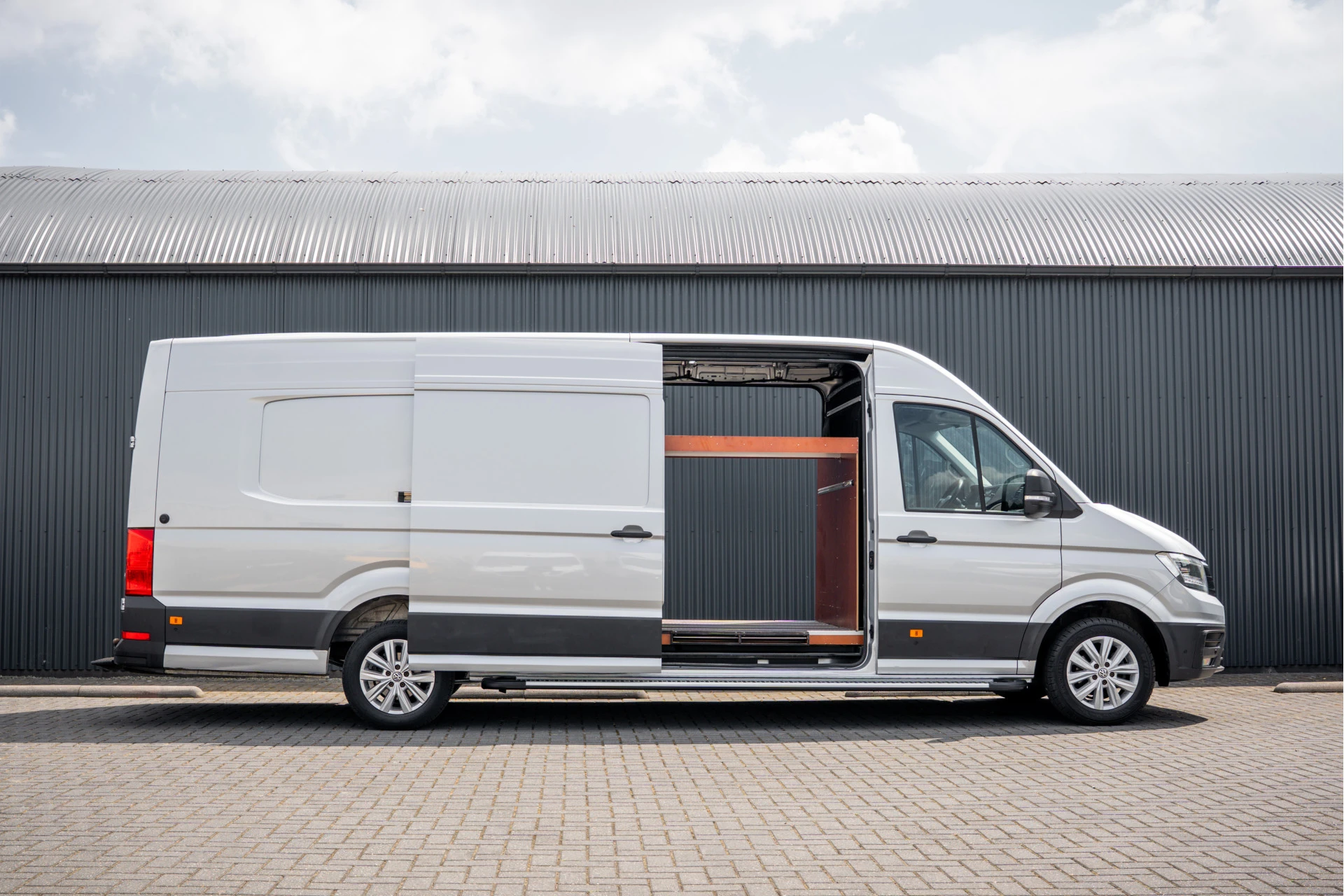 Volkswagen Crafter 2023 - 2.0 TDI XL L5H3 | 177 PK | Rijplaten | Automaat | LED | Camera | Carplay | Schuifdeur L+R | PDC | Trekhaak afbeelding 8
