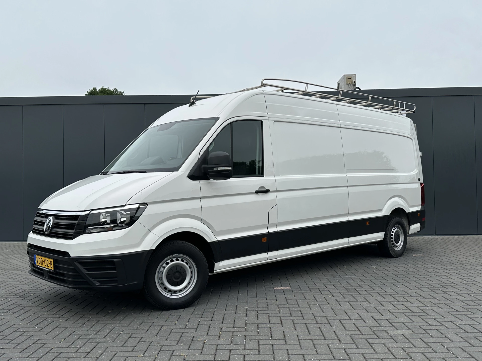 Volkswagen Crafter 2017 - 2.0 TDI 141 PK E6 / L4H3 / INRICHTING / IMPERIAAL + TRAP / 3 TONS TREKHAAK / CAMERA / AIRCO afbeelding 2