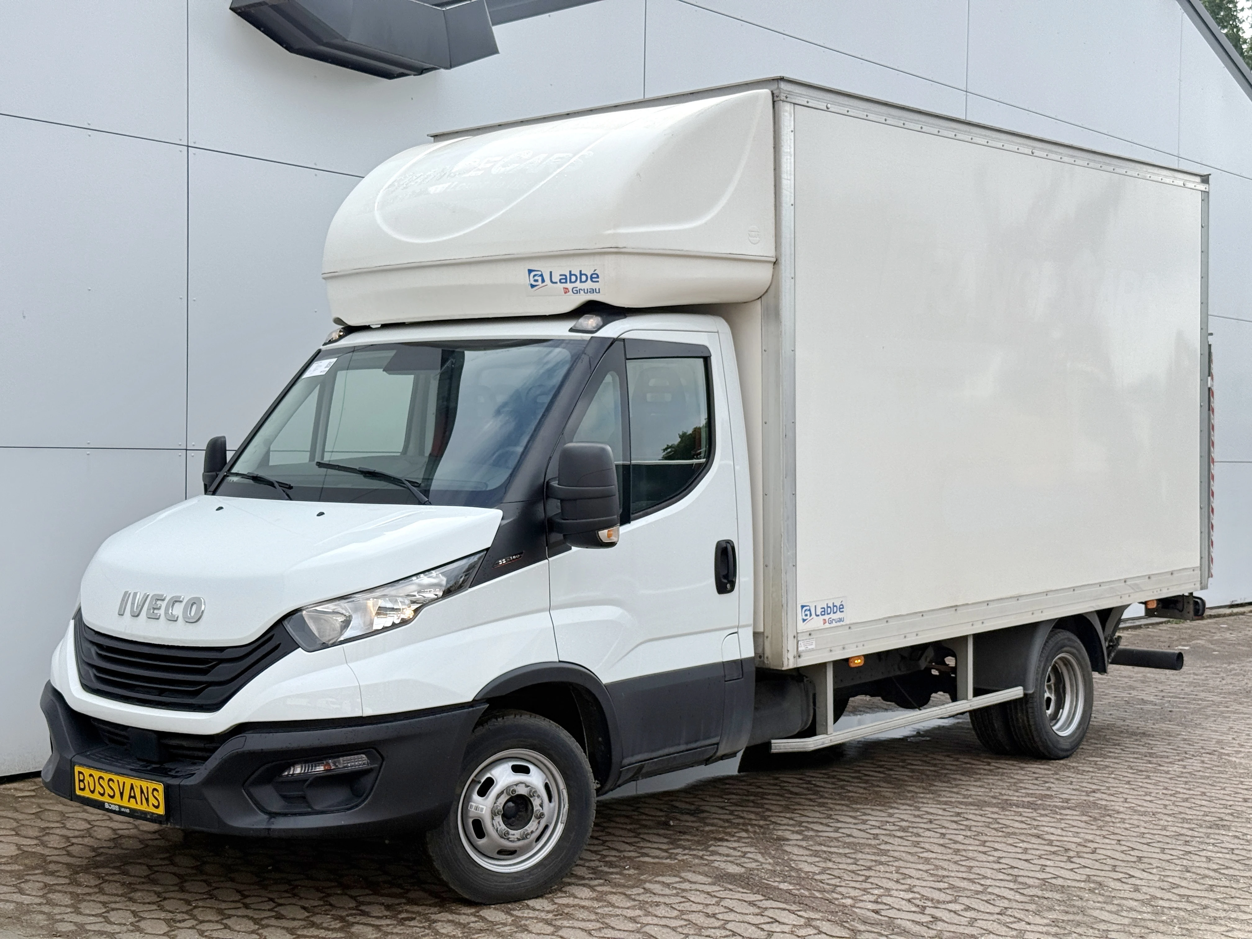 Iveco Daily 2023 - 35C16 3.0 160PK Bakwagen Laadklep Zijdeur Camera Climate Control Bluetooth Meubelbak Koffer image 1