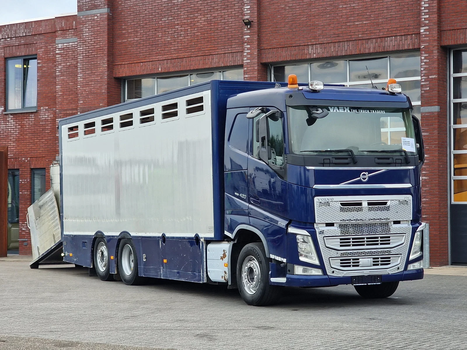 Volvo FH 2016 - 13.420 6x2 - 1 deck livestock - Manual gearbox - Euro 6 afbeelding 1