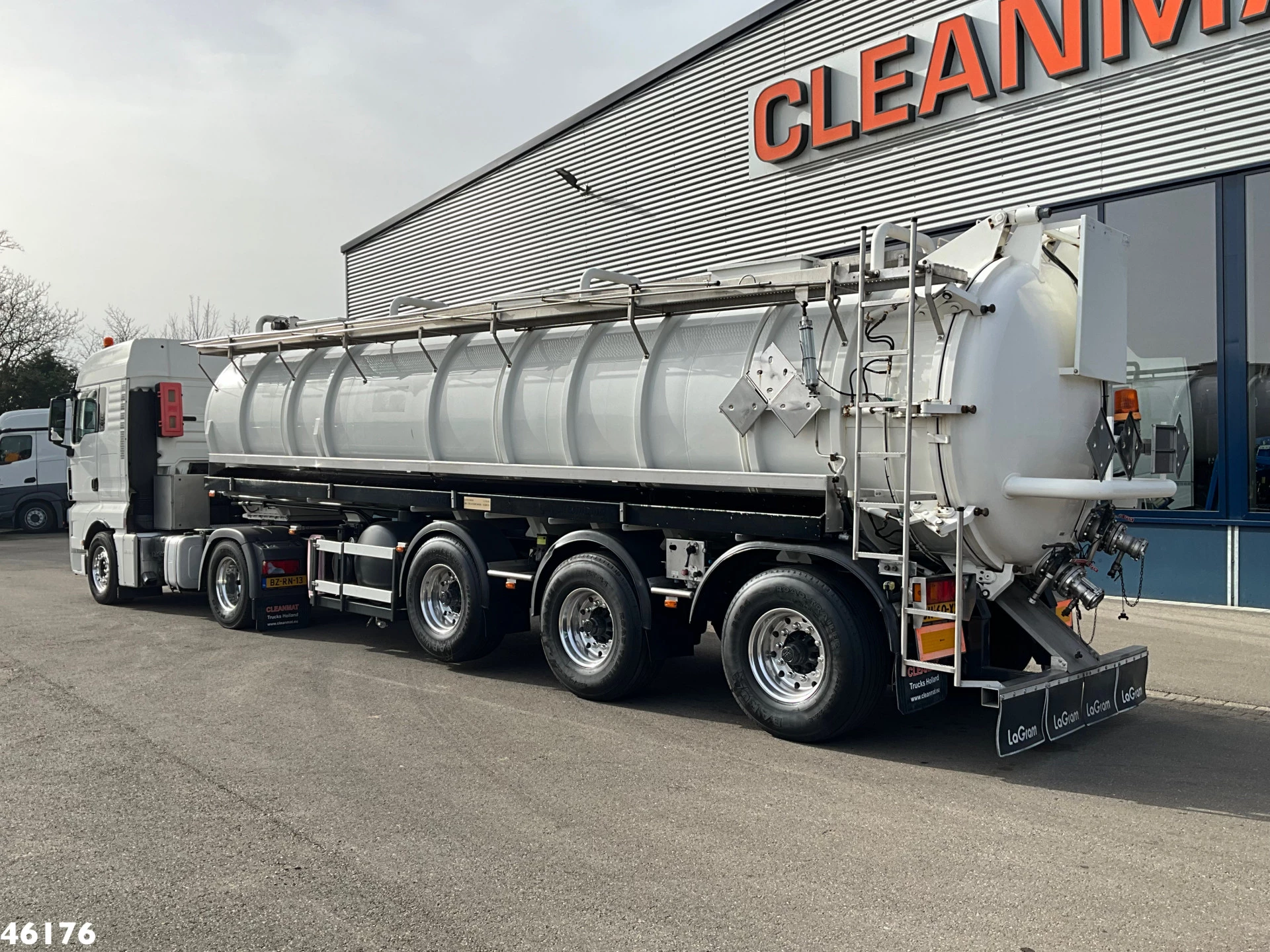 MAN TGX 2012 - 18.400 ADR trekker + Burg met Bekker LaGram Vacuüm ADR opbouw 30m³ image 6