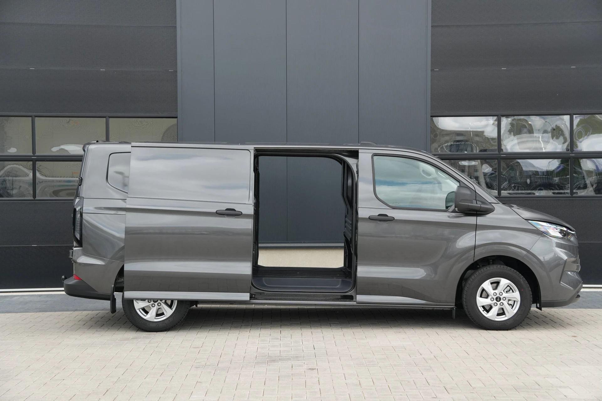 Ford Transit Custom 2025 - 320 2.0 TDCI L2H1 Trend 170pk AWD 4x4 INCLUSIEF BPM - 2x Schuif - 1+1 Stoel - Trekhaak - Stoel/Stuurverwarming - ACC - Blindspot - Rijklaar Bild 5