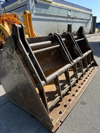 Hyundai HL730-9A 4X4 Radlader Mulch-/Klappschaufel KLIMA A 2016 - HL730-9A 4X4 Radlader Mulch-/Klappschaufel KLIMA A/C image 10