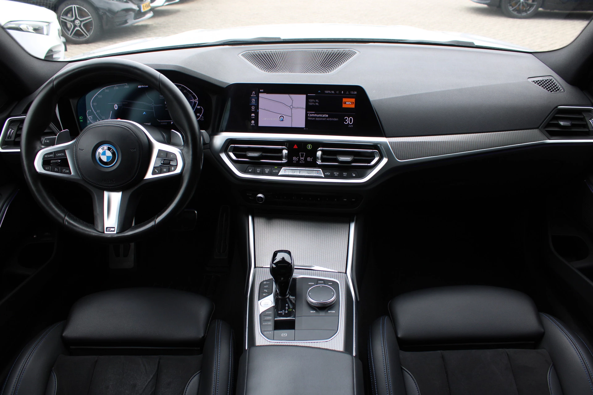 BMW 3 Series 2022 - Touring 330e High Executive M-SPORT SHADOW PANORAMADAK MEMORY 360-CAMERA KEY-LESS CARPLAY TREKHAAK obrázek 2
