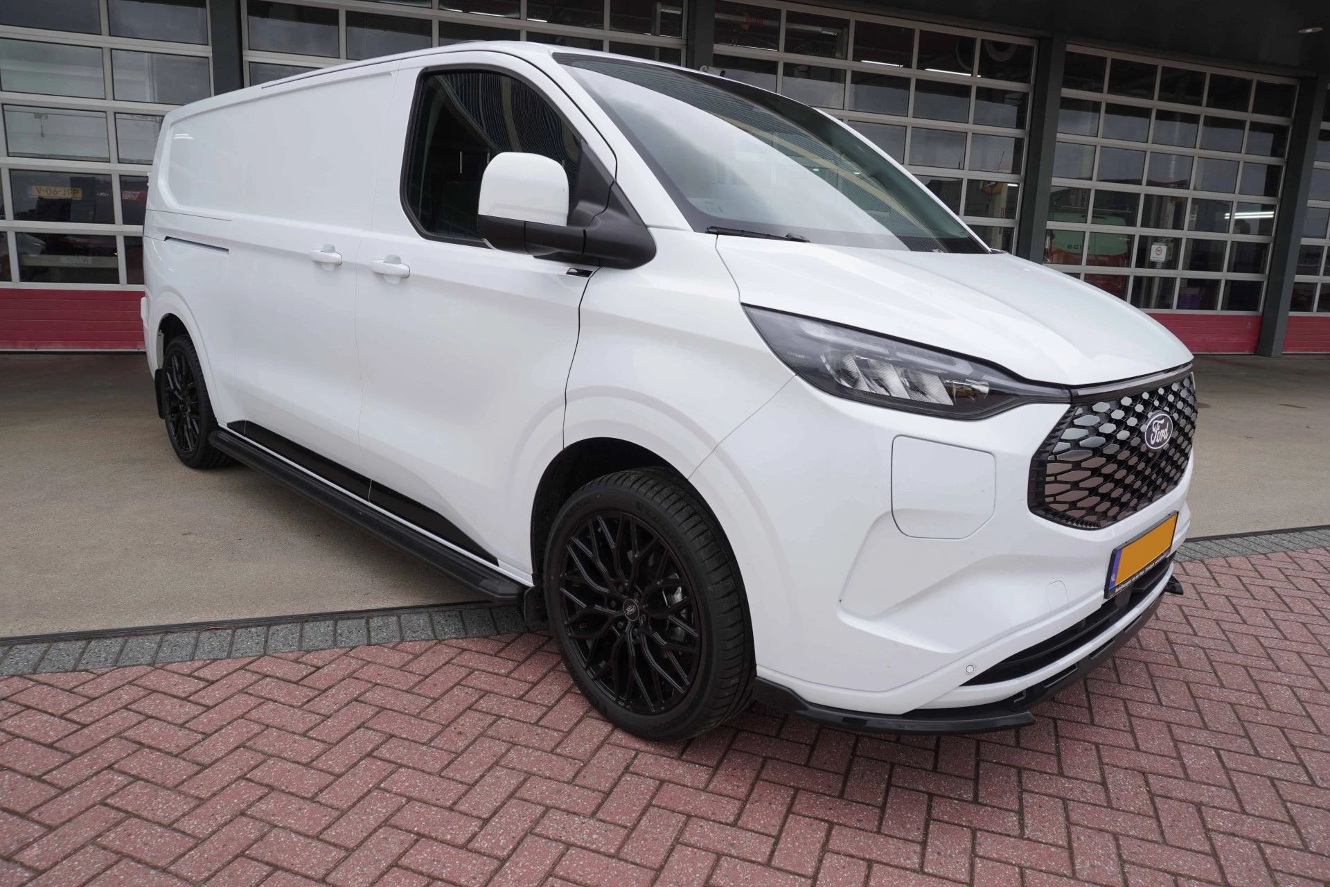 Ford E-Transit 2026 - Cust. 320L L2H1 Limited 65 kWh 160KW/218PK Automaat met POWERPACK imagem 2