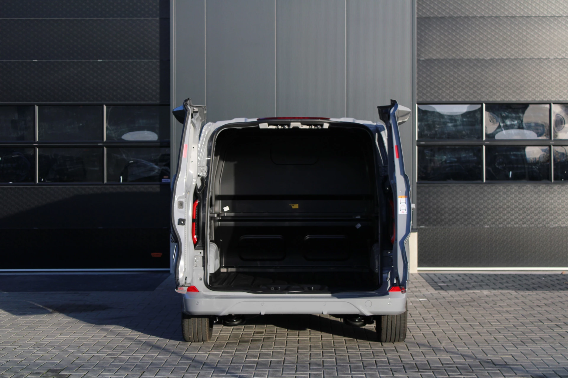 Ford Transit Custom 2025 - 320 2.5 PHEV L1H1 Sport DC 232pk - 2x Schuif - 360 Camera - ACC - Keyless - Stoel/Stuurverwarming - Blindspot - Incl BPM - Rijklaar zdjęcie 8