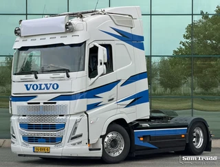 Volvo FH 2023 - 13.500 GLOBETROTTER ONLY 312.000 KM DYNAMIC STEERING FULL AIR 2x TANKS SUPER CONDITION NL-TRUCK te koop