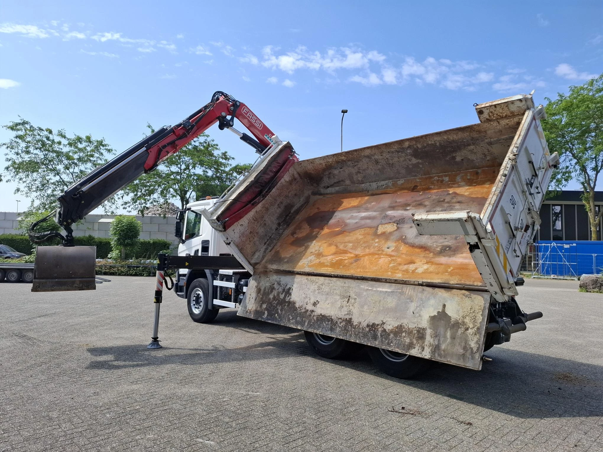 Scania P - NGS XT P410 / 6X4 / RETARDER / ONLY:192584 KM / BIG AXLE / FASSI F215A / REMOTE / ROTATOR / 2SIDE TIPPER / FULL-STEEL / DRUM BRAKES / TUV:01-03-2027 / EURO-6 / 2018 afbeelding 11