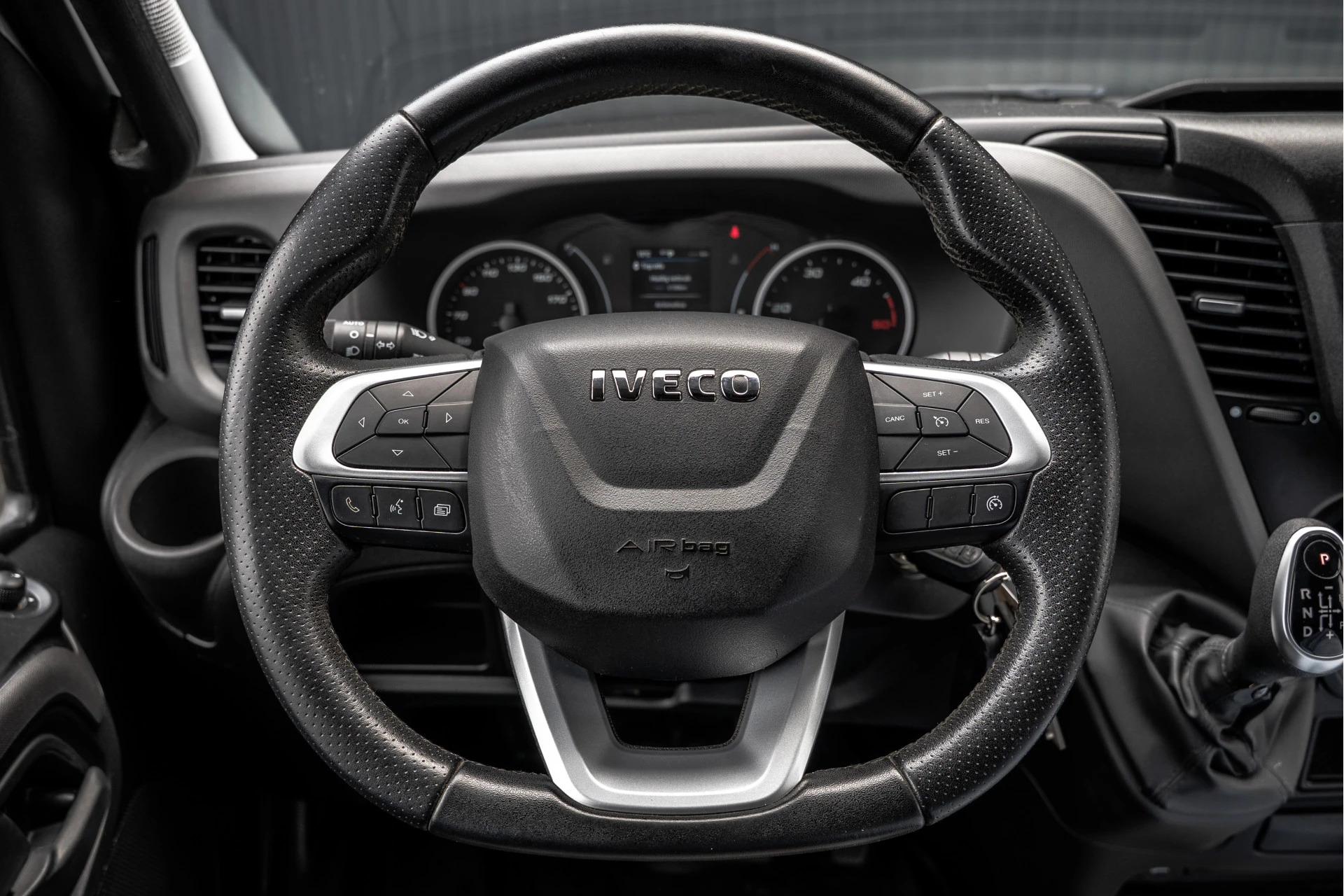 Iveco Daily 2022 - 35S18 175 PK 3.0 Liter! | Automaat | 3.500 KG trekgewicht | Camera | Cruise | Airco | Trekhaak | 3-Zits afbeelding 14