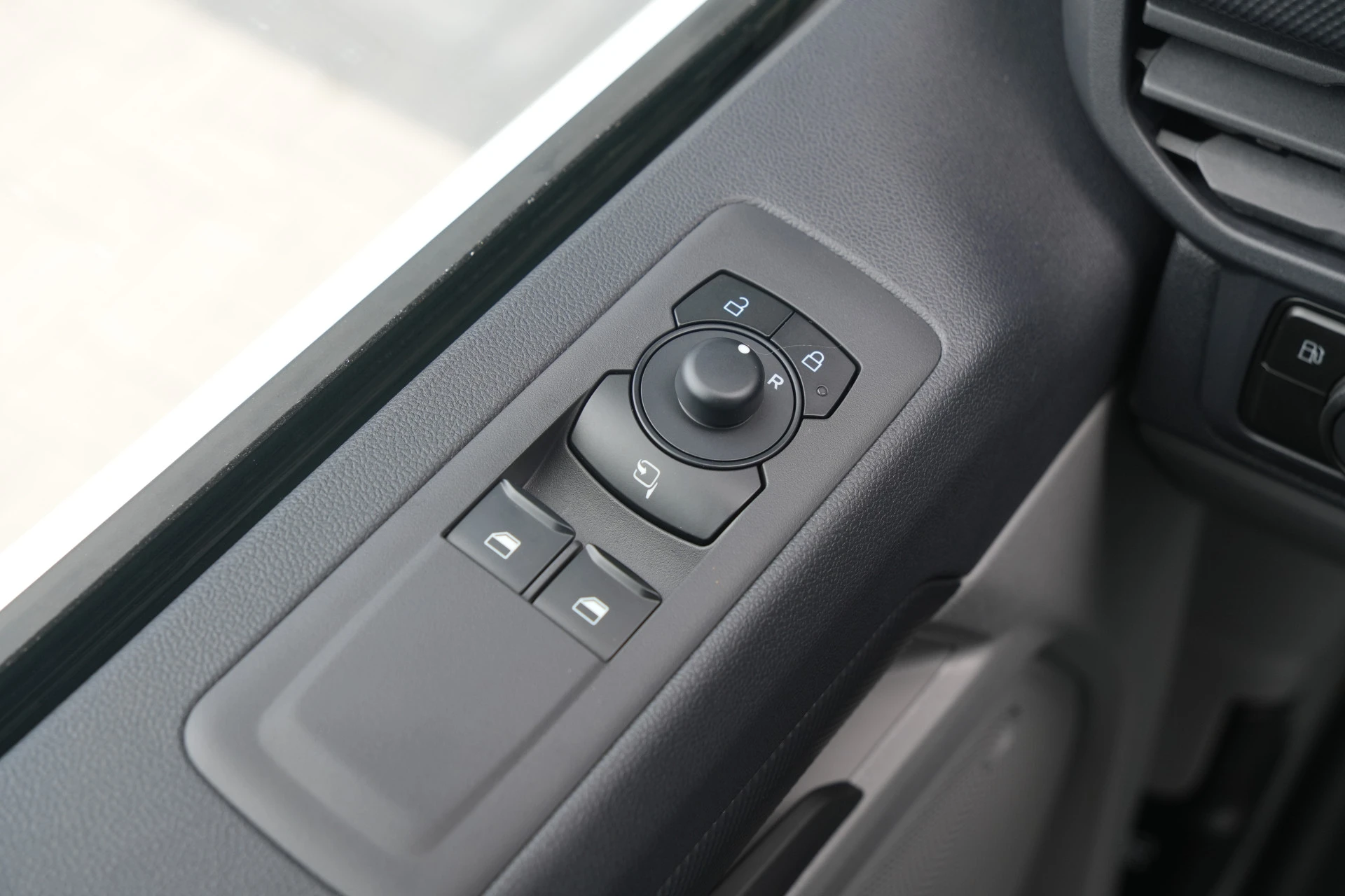 Ford Transit Custom 2026 - 340 2.5 PHEV L2H1 Kombi Trend 9 zits - Carplay - Camera - Navigatie - Airco achterin - Cuise - Rijklaar afbeelding 18