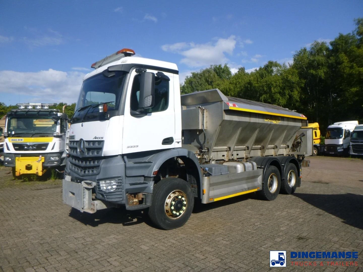 Mercedes-Benz Arocs 3333 6x6 RHD Romaquip gritter 2014 image 1