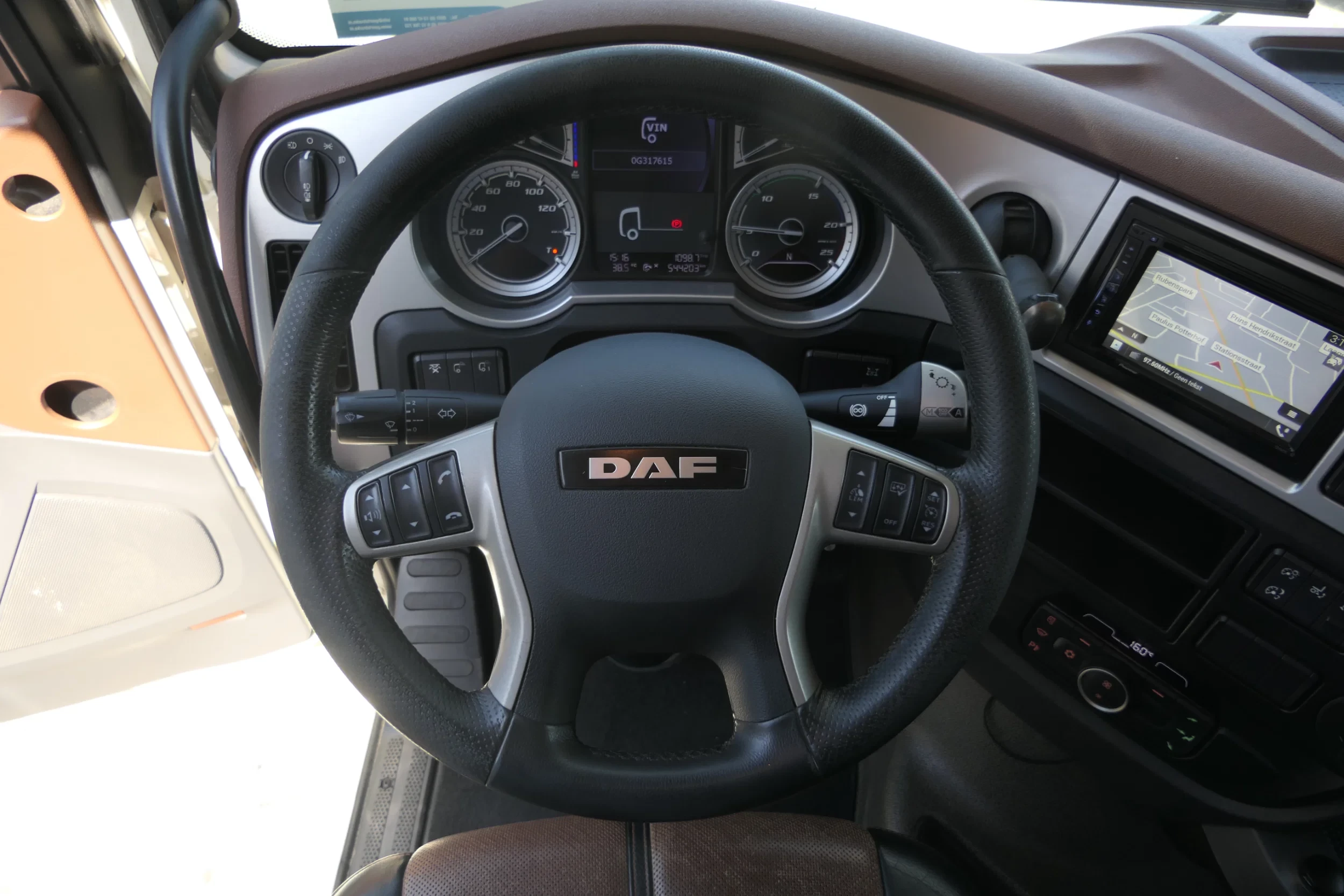 DAF XF 530 2020 - | Hydraulic | Retarder | 544203Km | 2020 | Smart Tacho 2 | Full Air | Roof airco | Stand klima | Leather Seats | Navi | Tv | Microwave | Full Options | Euro6-D | TUV/MOT/APK 05-2027 | French Truck afbeelding 32