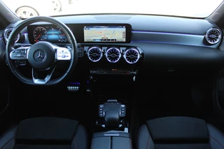 Mercedes-Benz A-Class 2021 - 180 AUT7 AMG LINE NIGHT PAKKET SFEER WIDESCREEN NL AUTO imagem 14