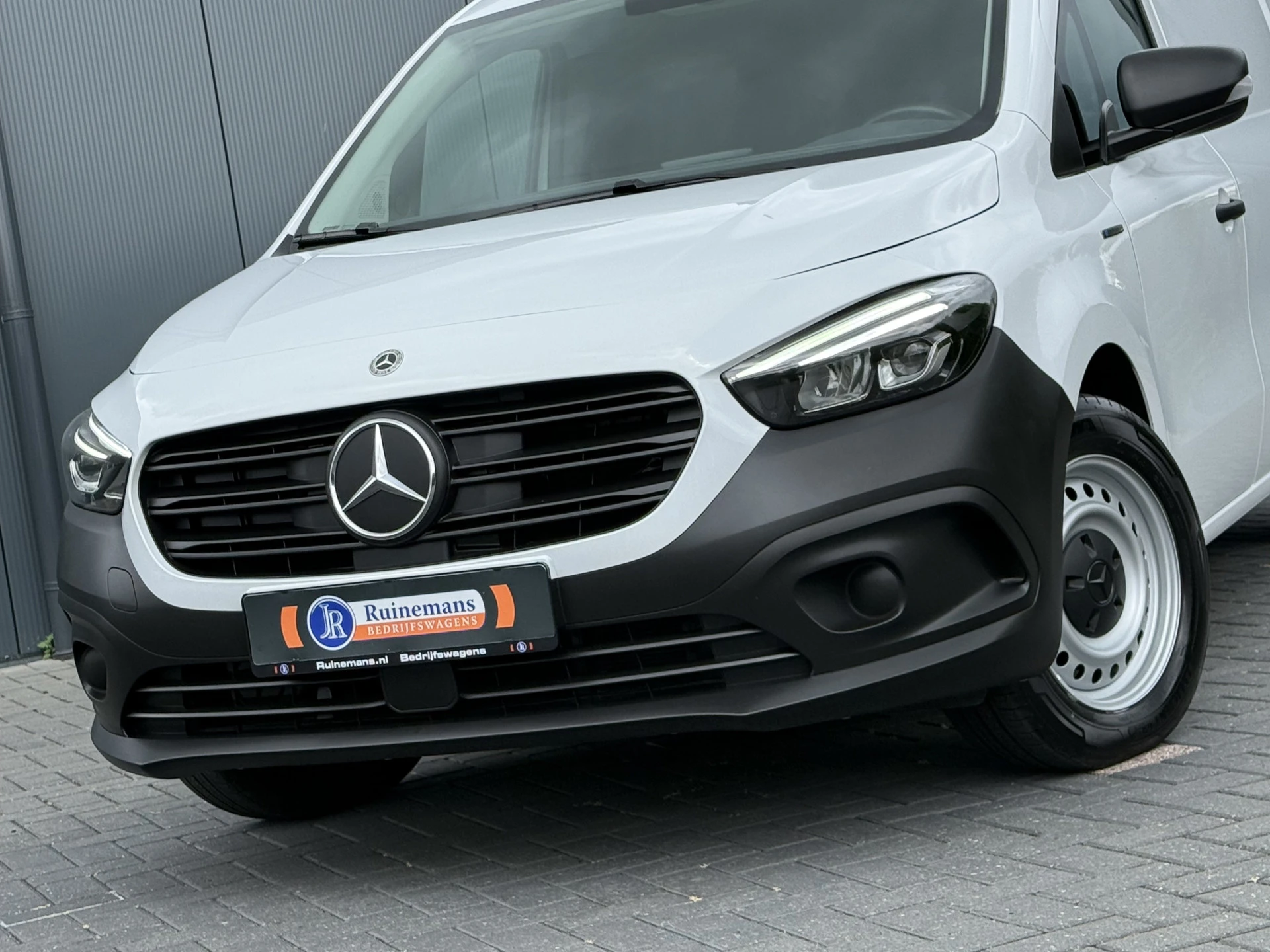 Mercedes-Benz eCitan 2023 - 112 Pro L2H1 / 51 kWh / 6.716 KM / ** RIJKLAAR ** / LED HIGH PERFORMANCE KOPLAMPEN / CAMERA / ECC / TREKHAAK / STOELVERW изображение 23