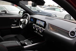 Mercedes-Benz GLA 2021 - 250e AUT8 AMG NIGHT PAKKET PANORAMADAK DISTRONIC MEMORY SFEER 360-CAMERA TREKHAAK immagine 17