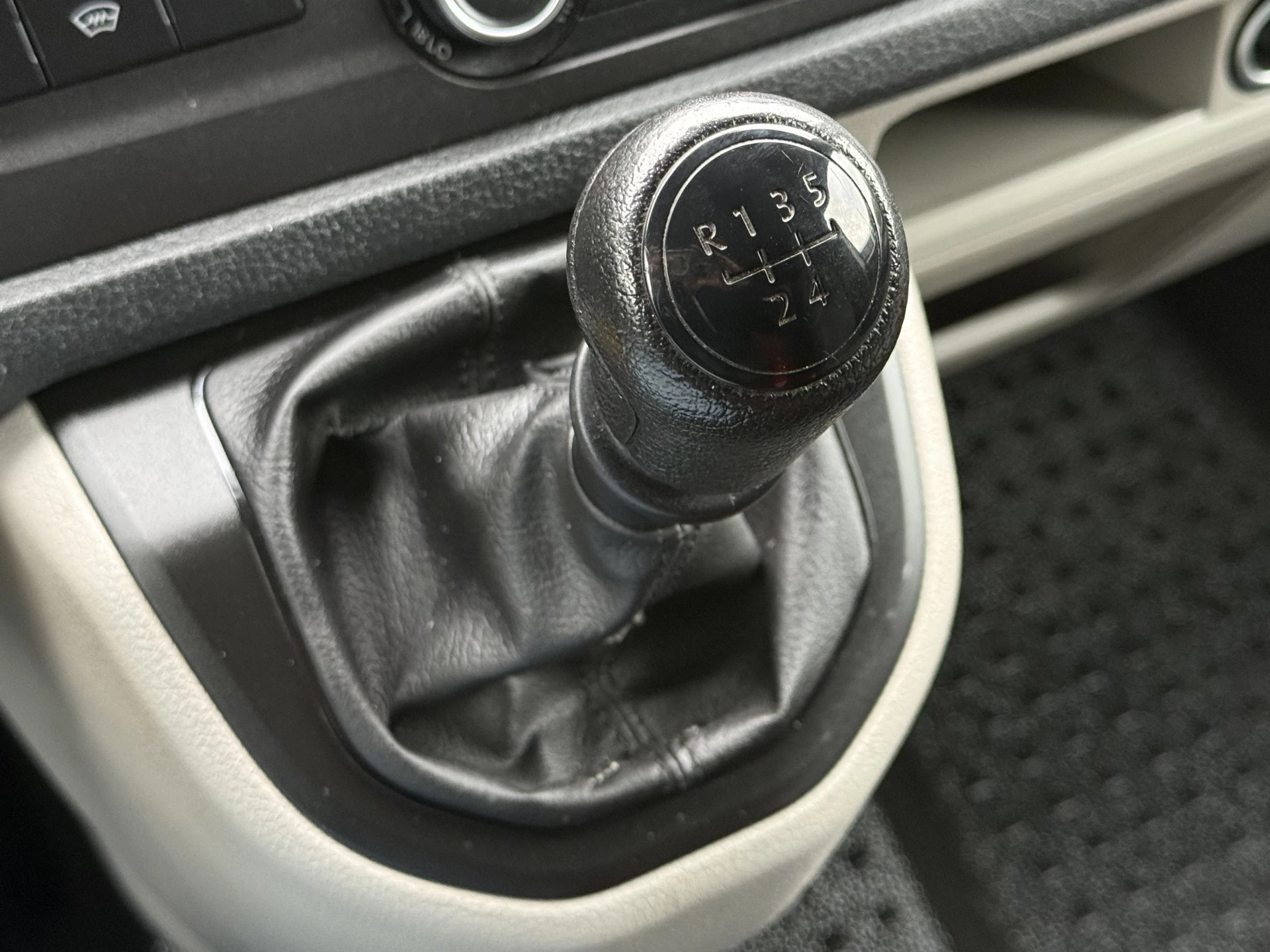 Volkswagen Transporter 2019 - 2.0 TDI 102 PK / L1H1 / 1e EIG. / ACHTERKLEP / AIRCO / CRUISE / CAMERA / VERWARMDE VOORRUIT obrázek 19