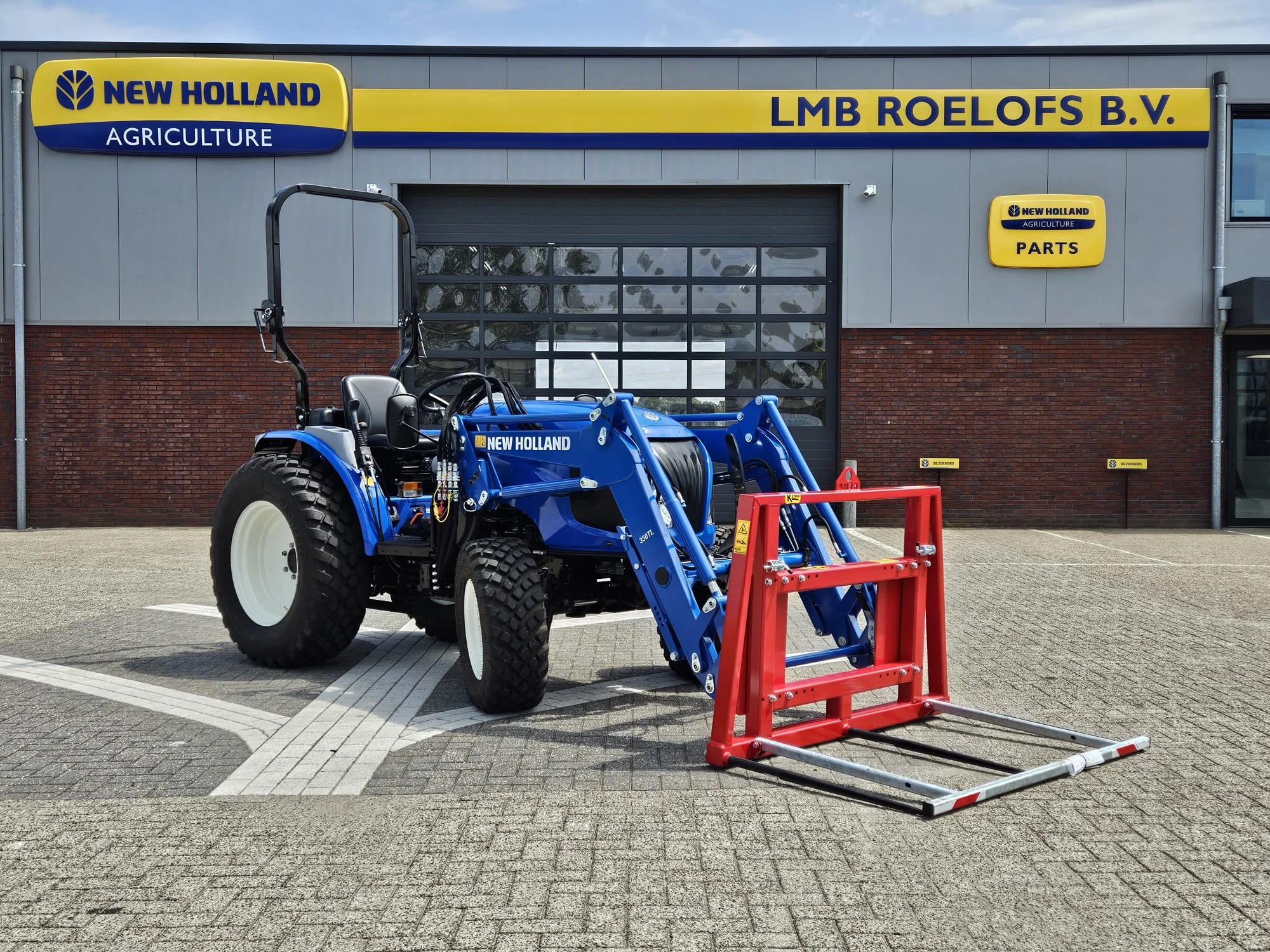 New Holland 2024 - Boomer 55 HST met voorlader en Kemp balenprikker afbeelding 1