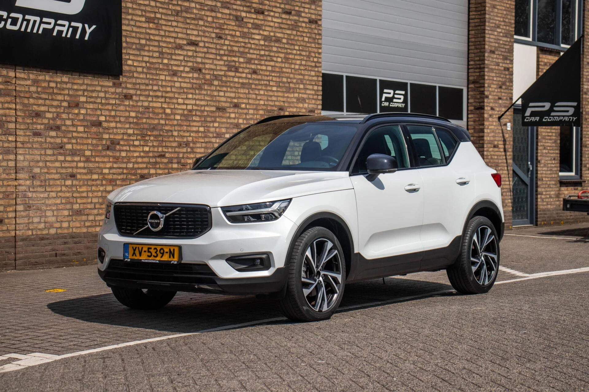 Volvo XC40 2019 - 2.0 T4 R-Design, Orig. NL, Pano, Leder, Keyless afbeelding 2