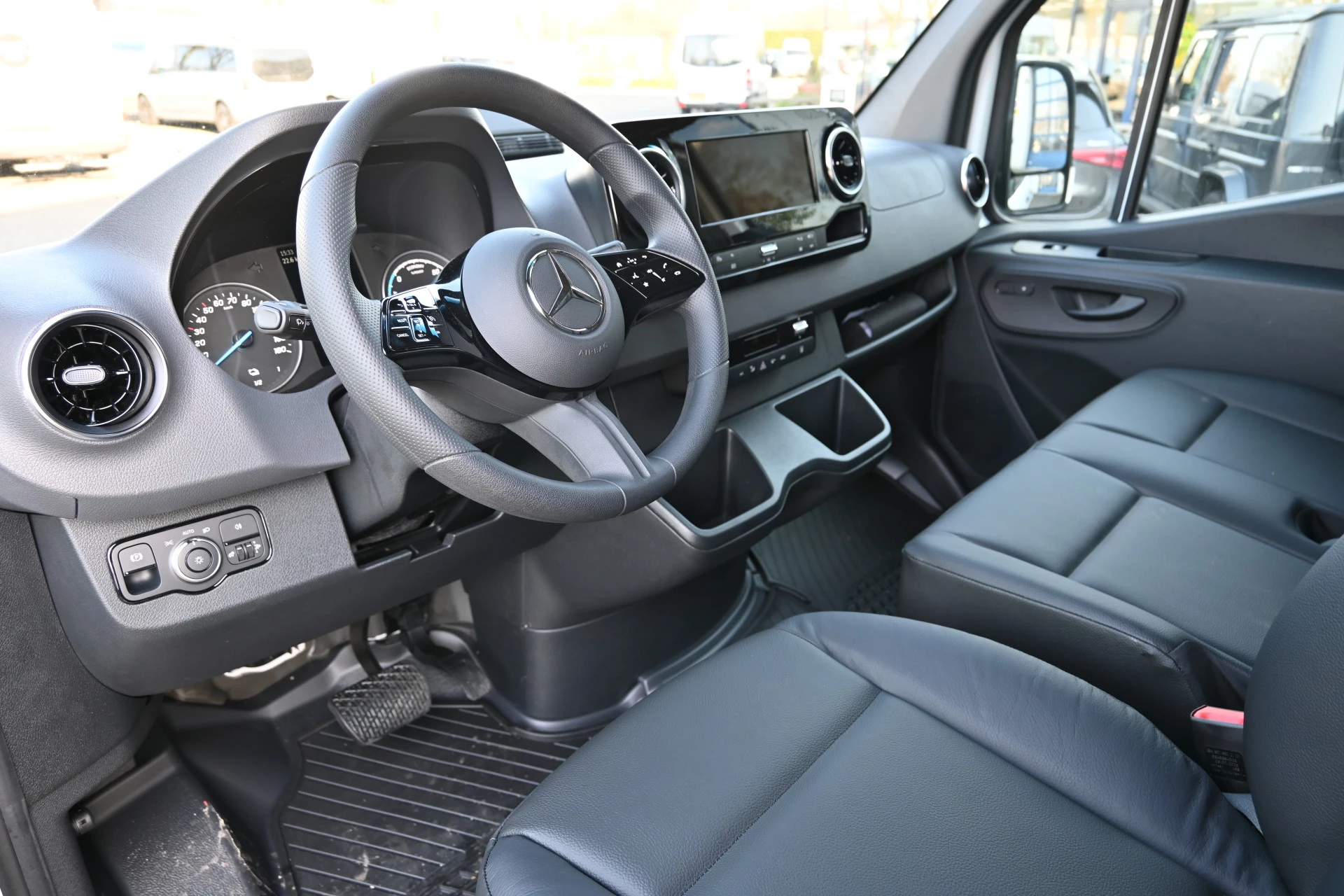 Mercedes-Benz eSprinter 2025 - 314 RWD L2H2 Pro 81kWh obrázek 4
