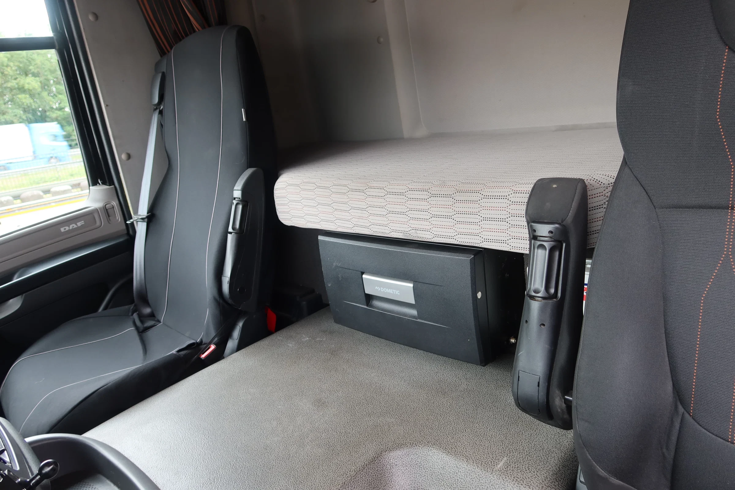 DAF CF 410 2018 - Bak +Dhollandia 2000 kg klep. Black Edition obrázek 5