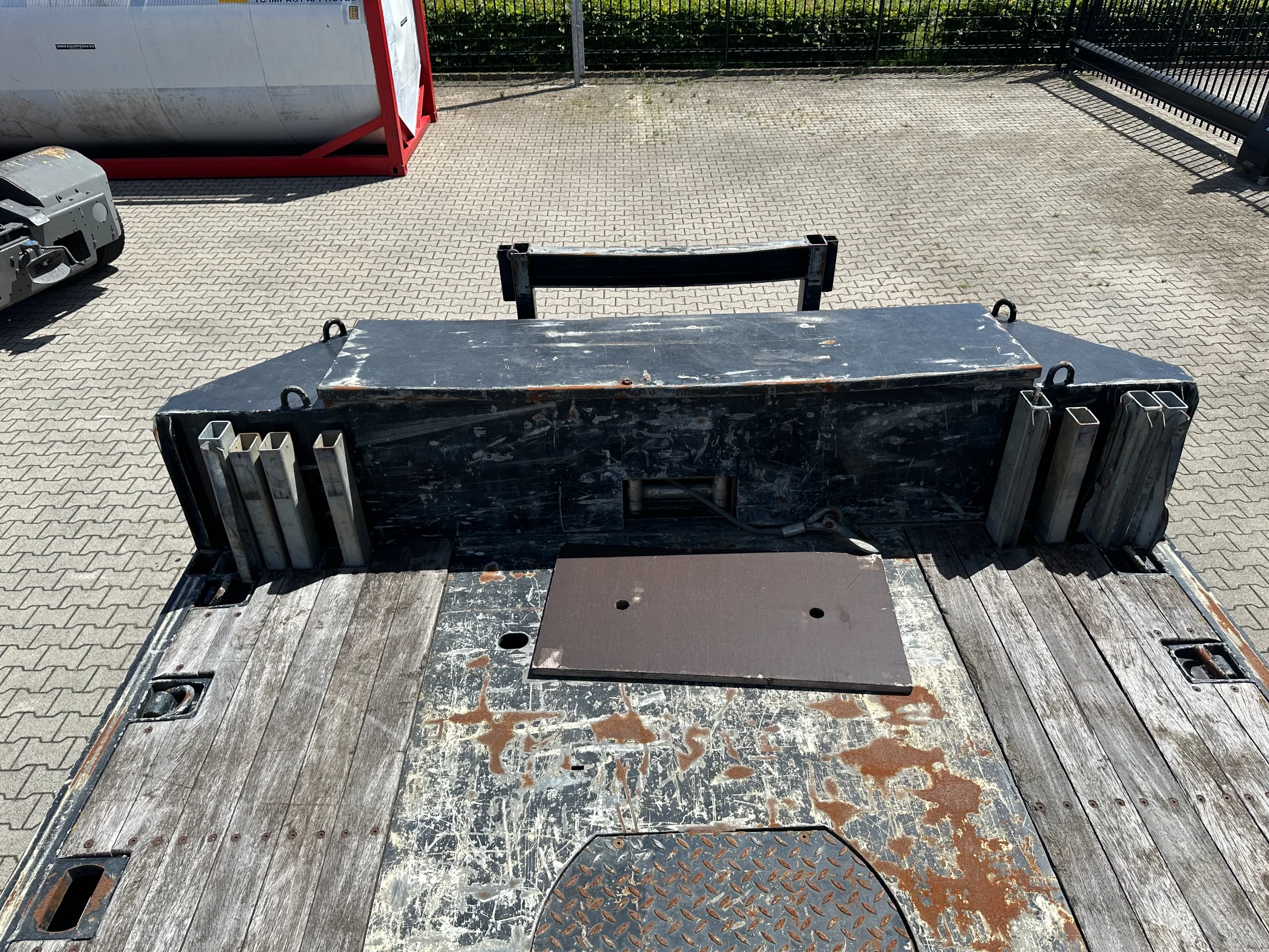 Broshuis 2015 - 3ABSD Lowloader 3-axle / GVW: 53.000kg / Neck: 23.000kg / hydraulic steering + ramps + loading table / 4.60m extendable / winch / liftaxle afbeelding 47