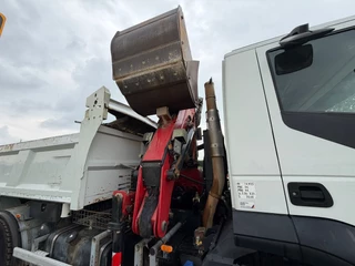 Iveco Trakker 2018 - 360 6x4 Tipper with HMF 1643Z2 Crane image 18