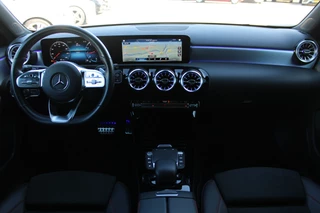 Mercedes-Benz A-Class 2021 - 180 AUT7 AMG LINE NIGHT PAKKET SFEER WIDESCREEN NL AUTO imagem 13