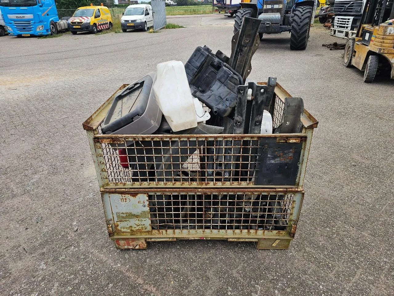 MAN Box with truck parts obrázek 10