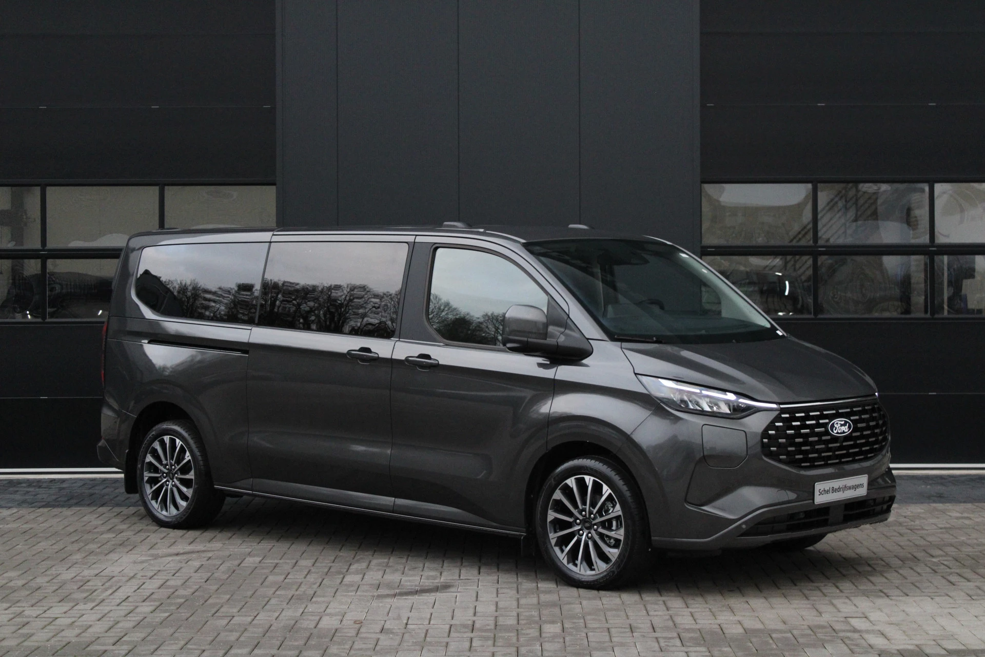 Ford Tourneo Custom 2025 - 340 2.5 PHEV L2H1 Titanium X 232pk | 2x Schuifdeur | ACC | 360 camera | Leder | Navi | Verwarmd stuurwiel | 19" LM velgen | Rijklaar image 3