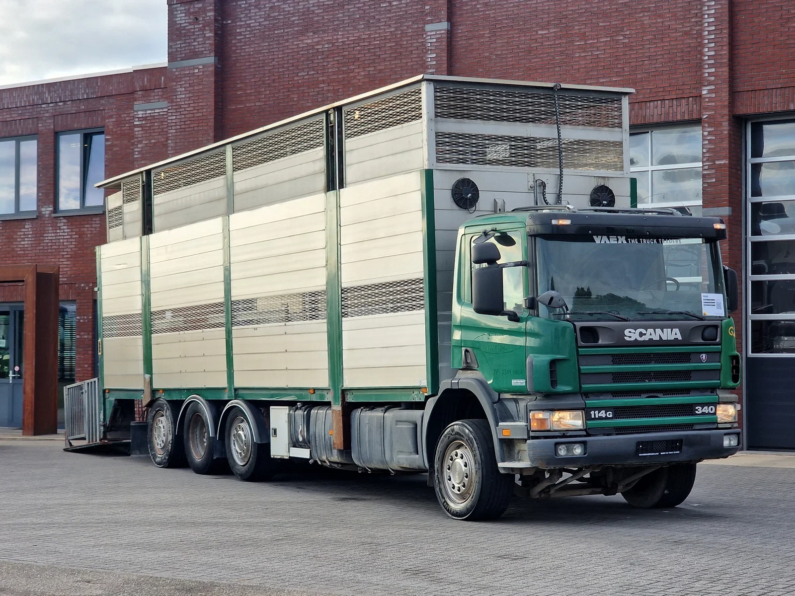 Scania P 2004 - P114-340 8x2*6 - Livestock 1 deck / Cattle - 3x steering axle - Manual gearbox afbeelding 1