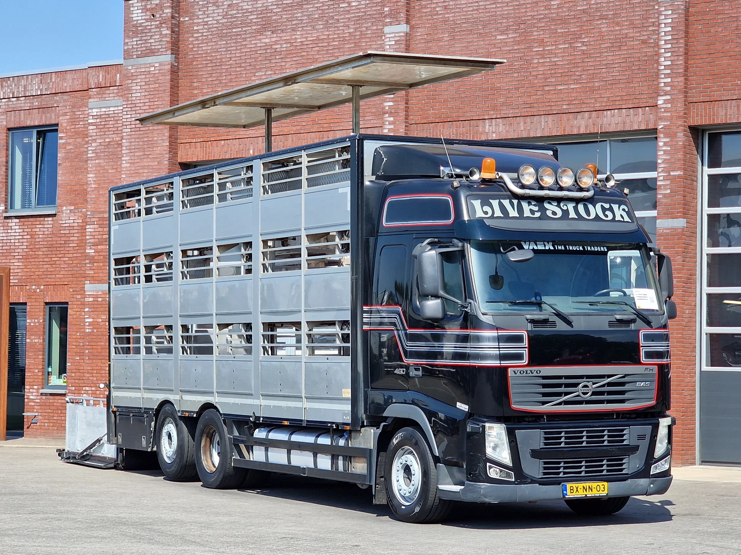 Volvo FH 2010 - 460 Berdex 3 deck livestock - Loadlift - Lifting roof - Steering axle - Manual gearbox - Full air imagem 1