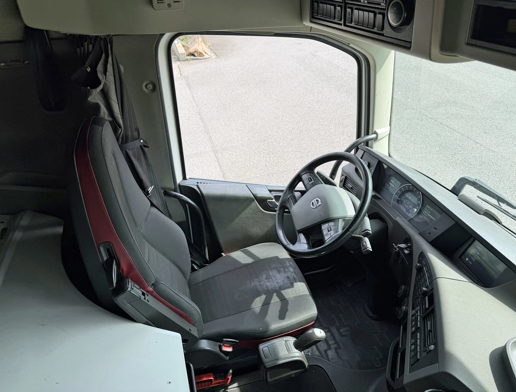 Volvo FH 2018 - 13.500 EURO 6 ONLY 712.000 KM 2X TANKS DAMAGED ON LEFT SIDE HOLLAND-TRUCK afbeelding 12