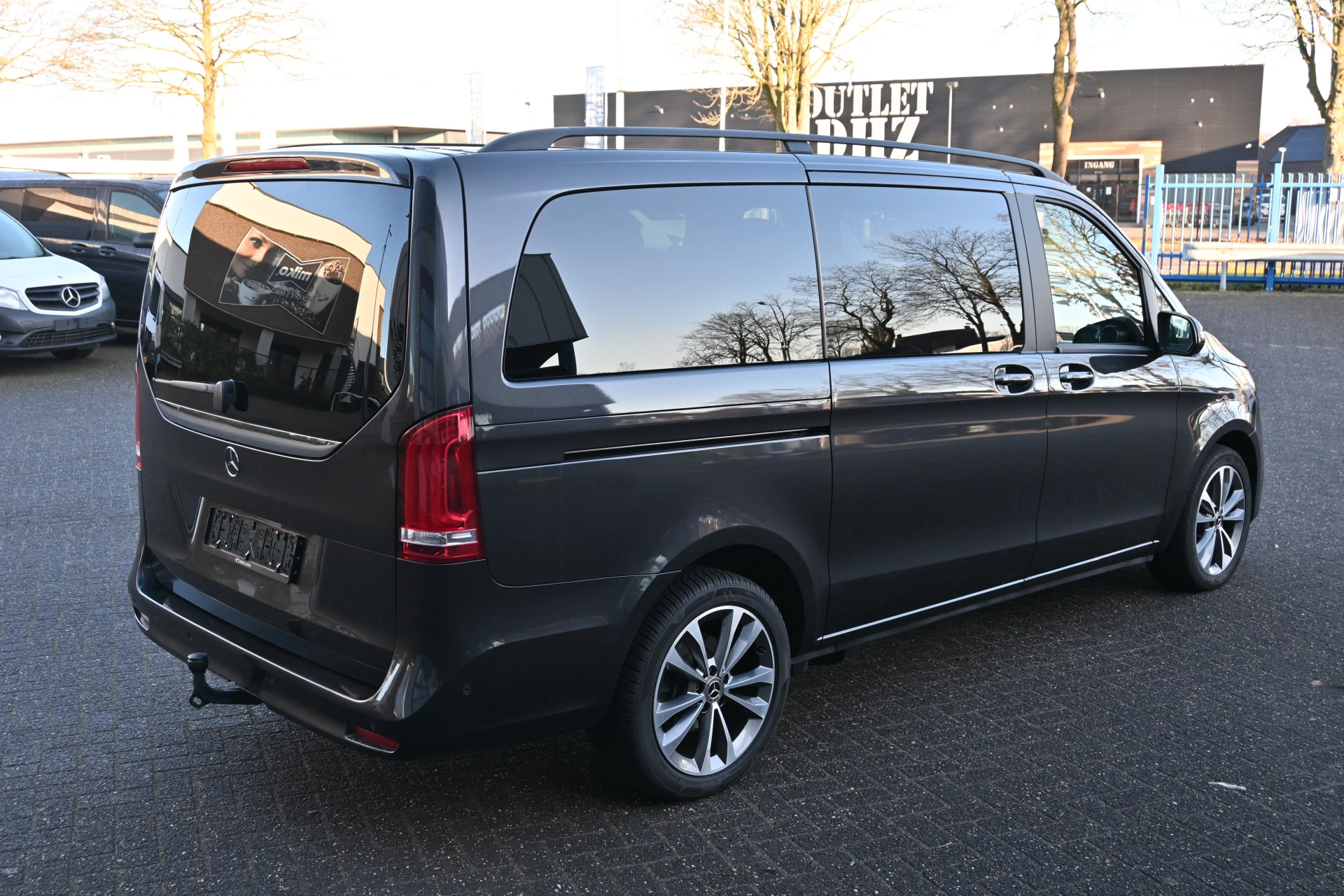 Mercedes-Benz V-Class 2024 - 300d Lang DC Edition Bild 3