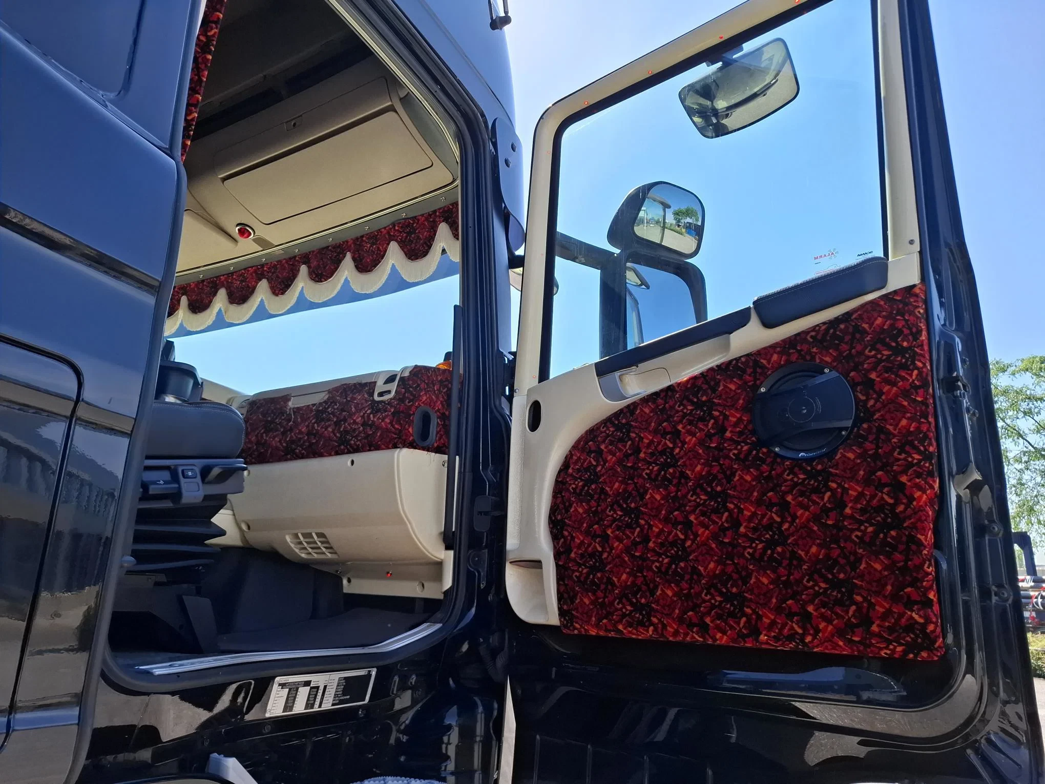 Scania R 2014 - R580 V8 / NL TRUCK / RETARDER / DOUBLE TANK / LIFT+LENKACHSE / TUV:09-09-2026 / LEATHER / XENON / FRIDGE / AUTOMATIC / EURO-6 / 2014 imagen 35
