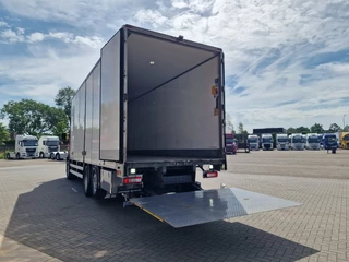 Volvo FM 2018 - 370 Globetrotter 6x2*4 - Box with sidedoors - Loadlift - Full air - Euro 6 obrazek 30