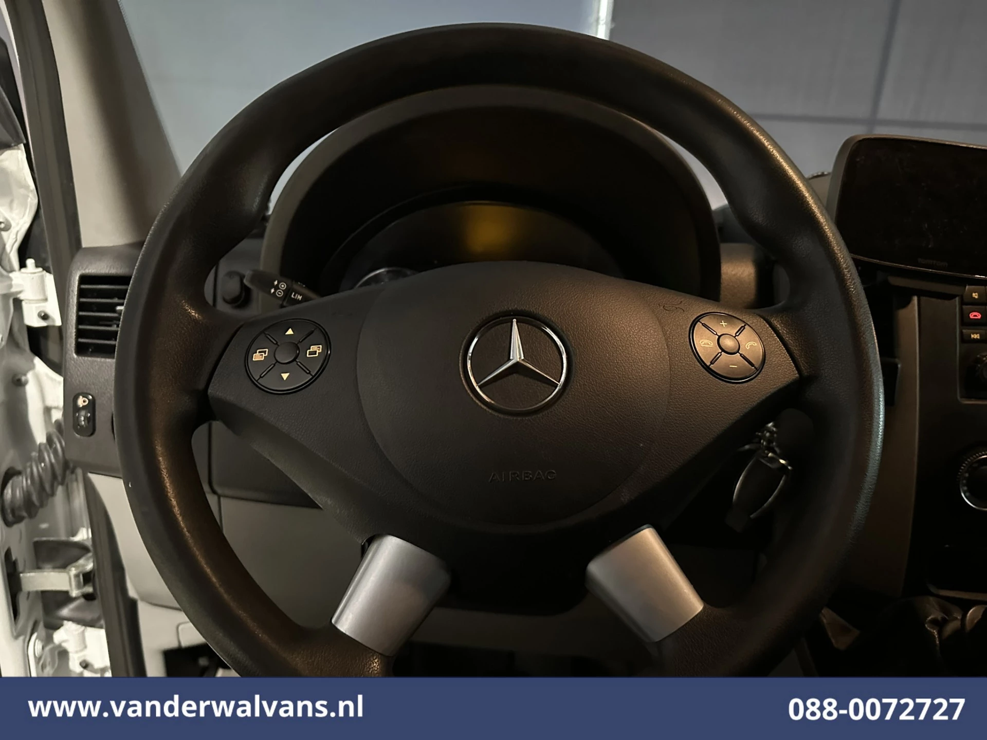 Mercedes-Benz Sprinter 2017 - 316 CDI 163pk L2H2 Euro6 Airco | Navigatie | 2800kg Trekhaak | Cruisecontrol image 4