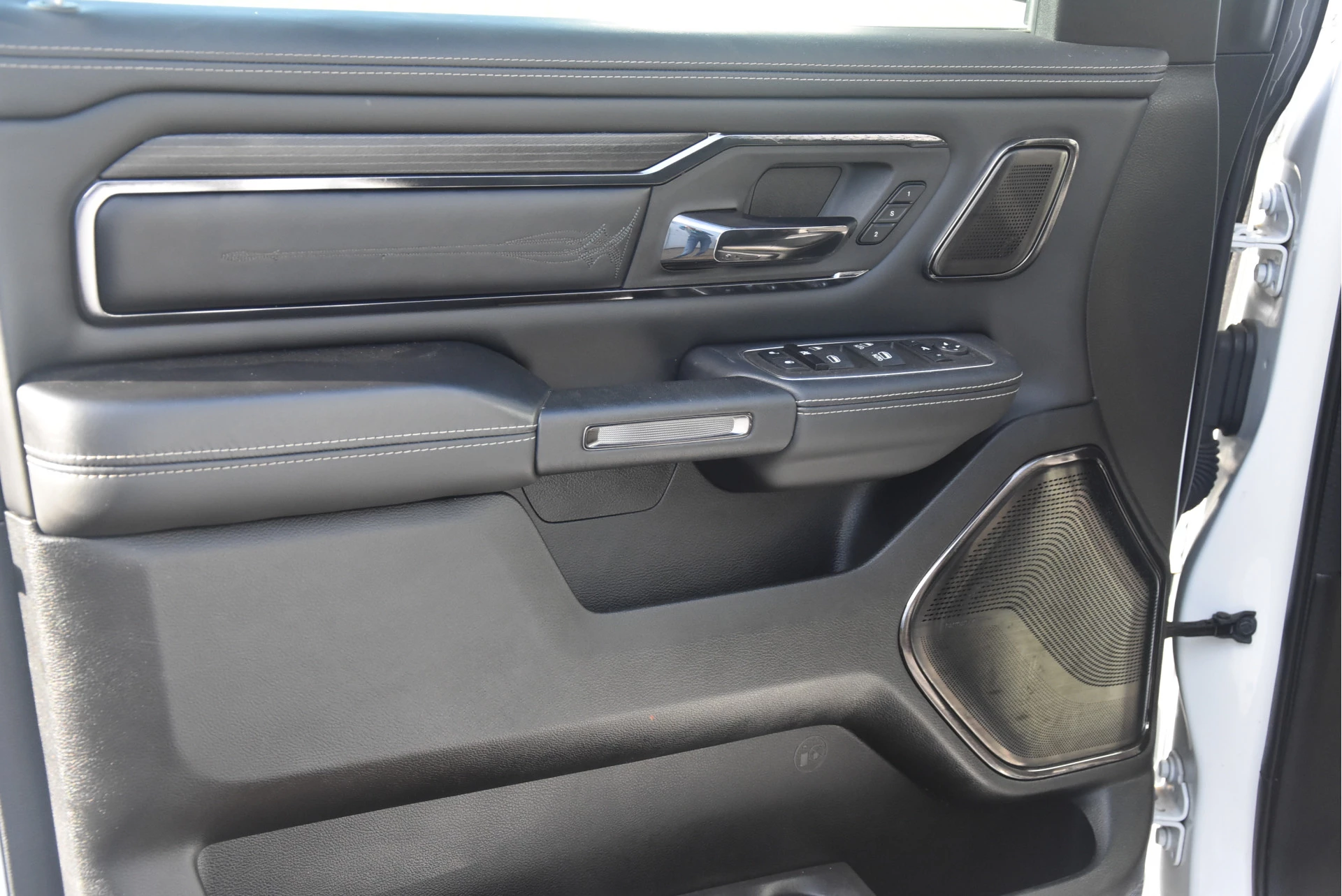 Dodge Ram 1500 2024 - 5.7 V8 4x4 Crew Cab Limited | Luchtvering | obrázek 30
