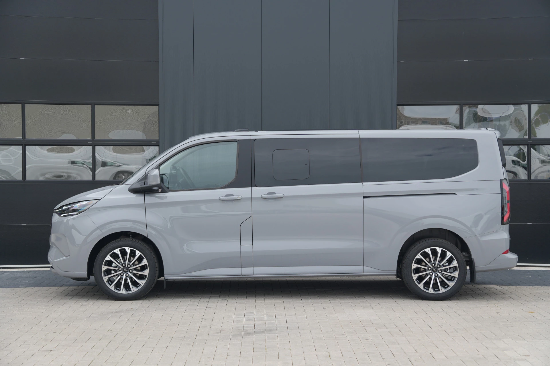 Ford Tourneo Custom 2026 - 340 2.5 PHEV L2H1 Titanium X 232pk | ACC | Pano | B&O | Elek. schuifdeuren | 360 camera | Elek-Trekhaak | Prijs excl. BTW | Rijklaar image 10