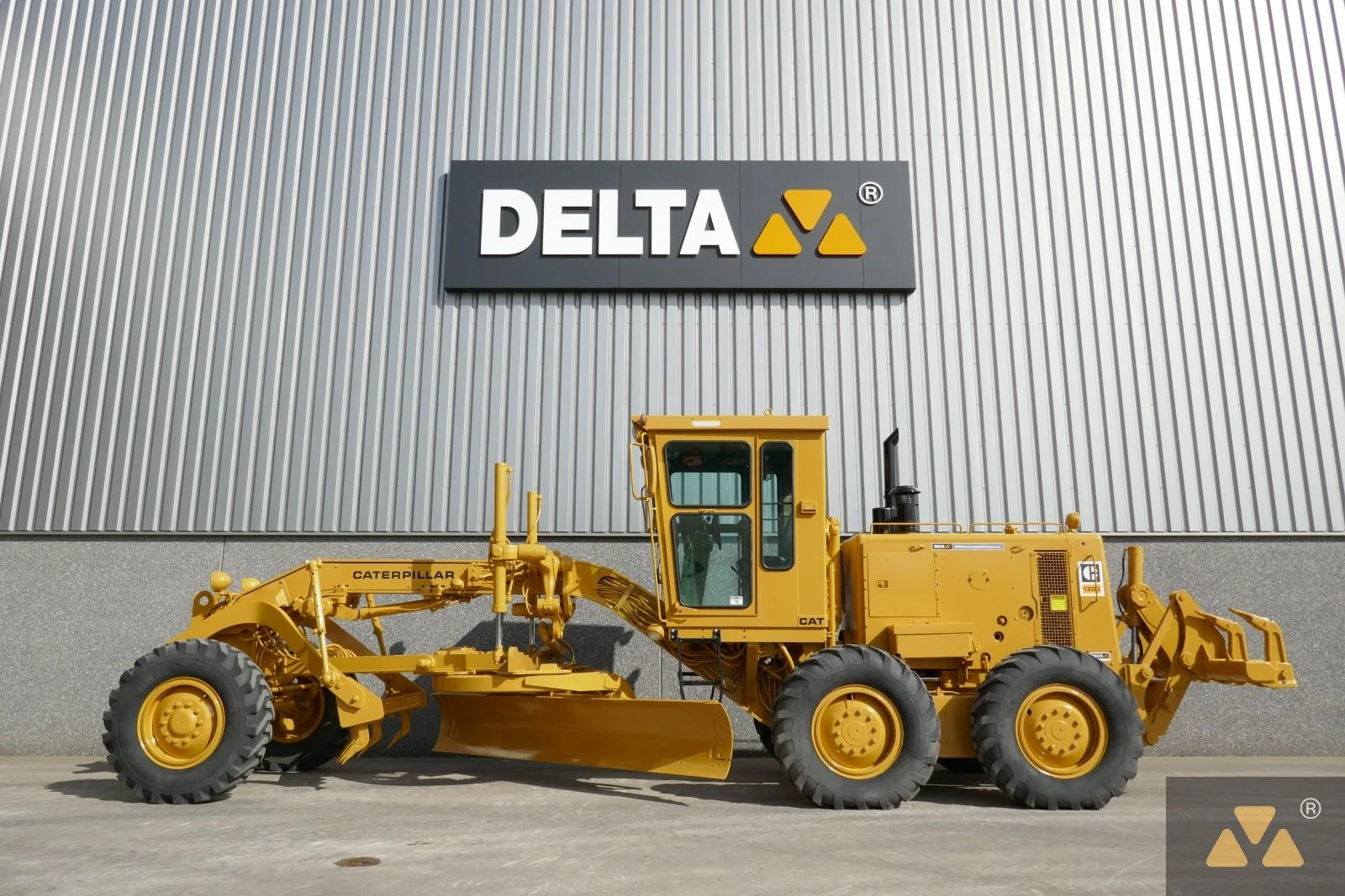 Caterpillar 2009 - 130G Ex-army image 1