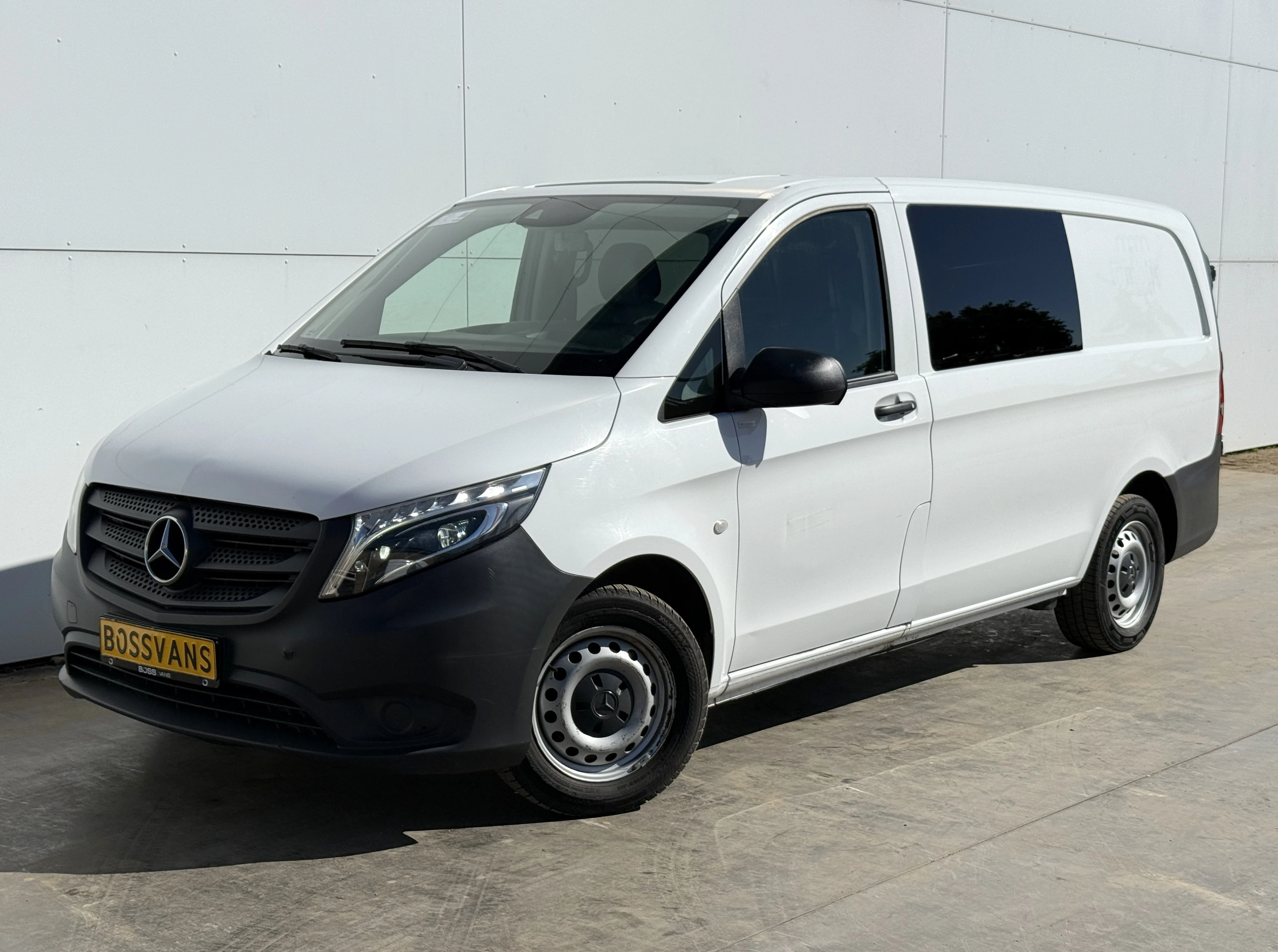 Mercedes-Benz Vito 2022 - 114 1.9 CDI 136PK Dubbele Cabine L2H1 5 Stoelen Climate Control Cruise Control Trekhaak Carplay Camera image 1
