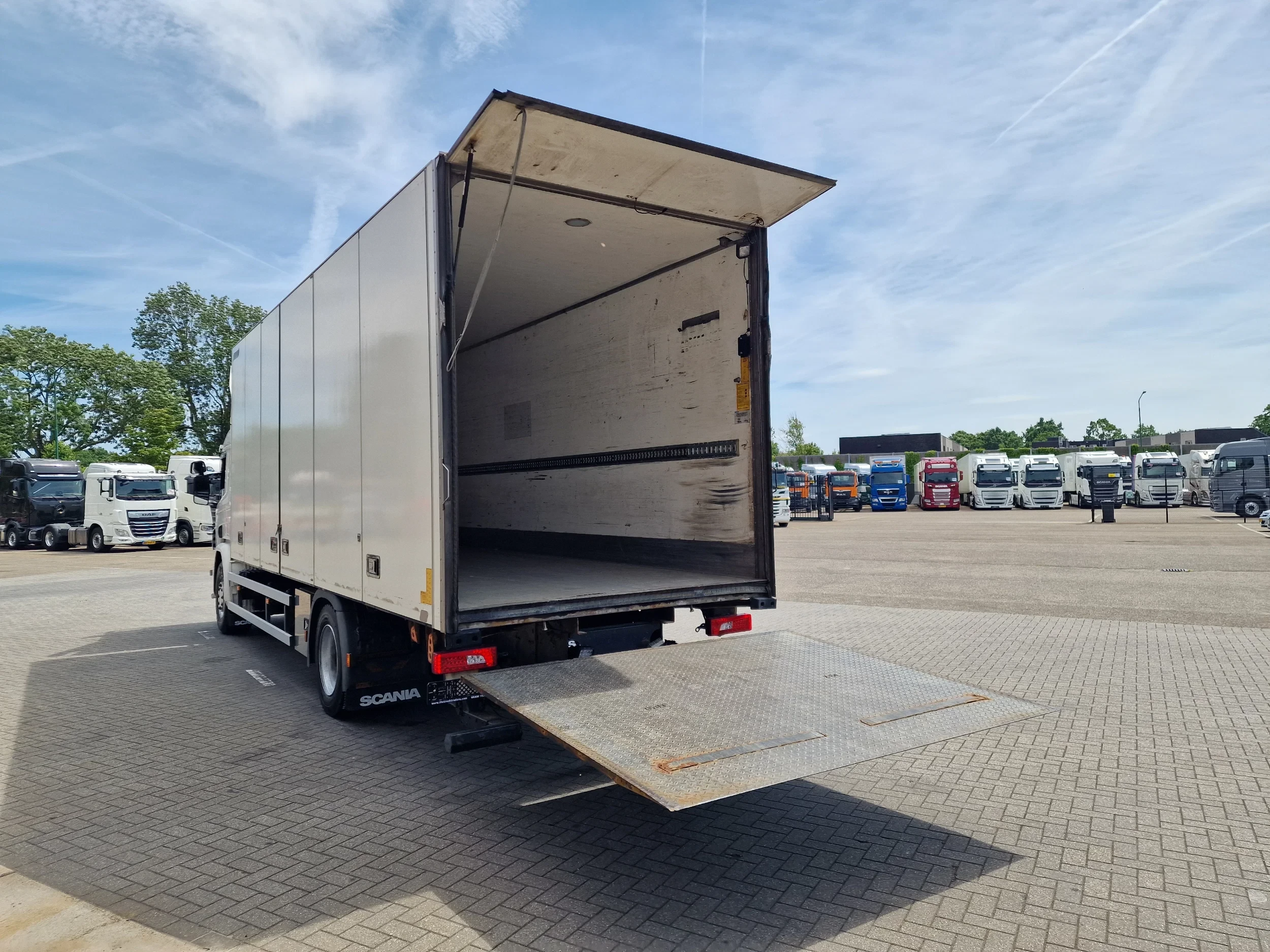 Scania P 2015 - P280 4x2 - Box with sidedoors - Zepro loadlift - Full air - Sleeper cab obrázek 25