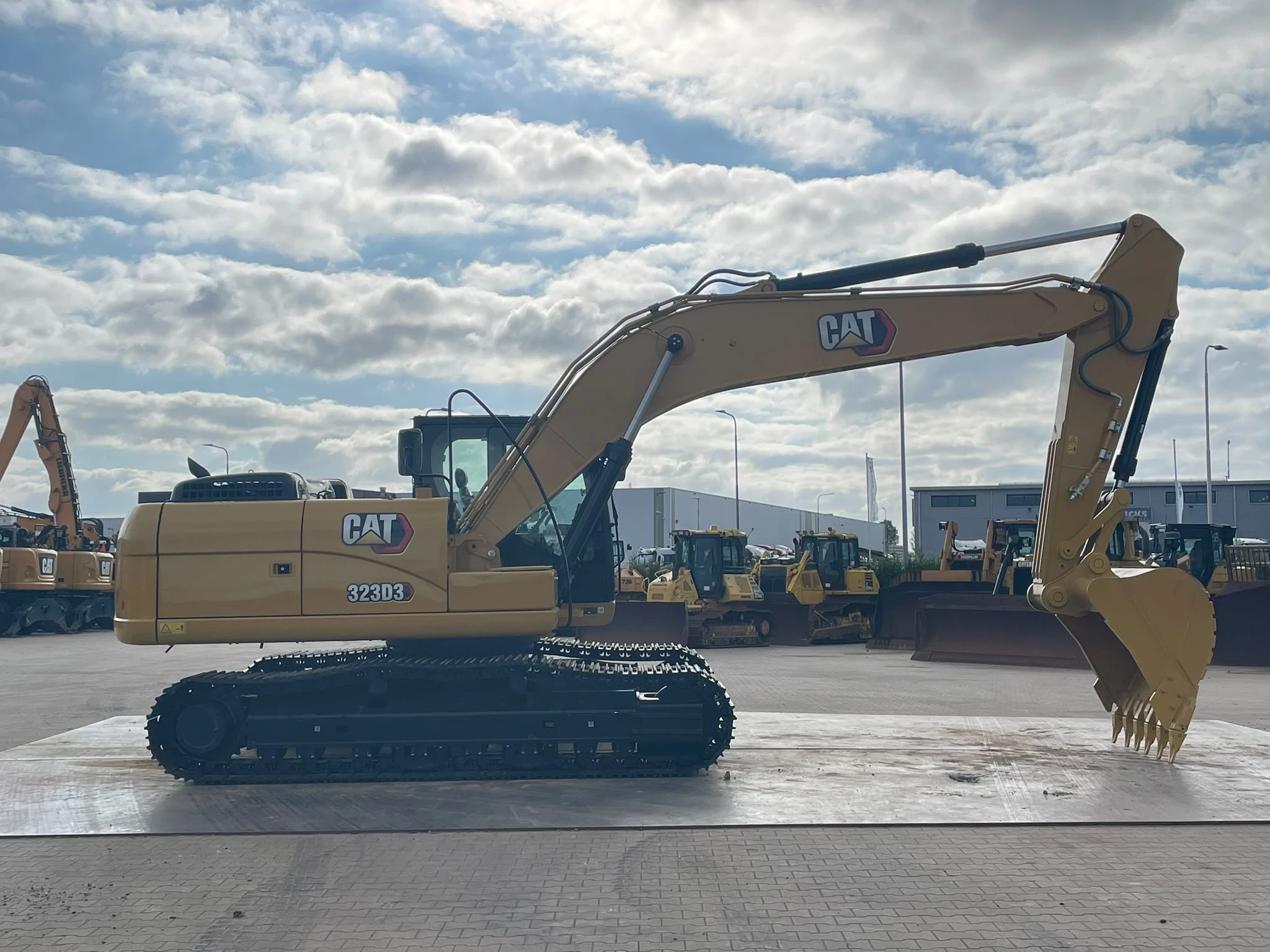 Caterpillar 323D3 2025 Bild 6
