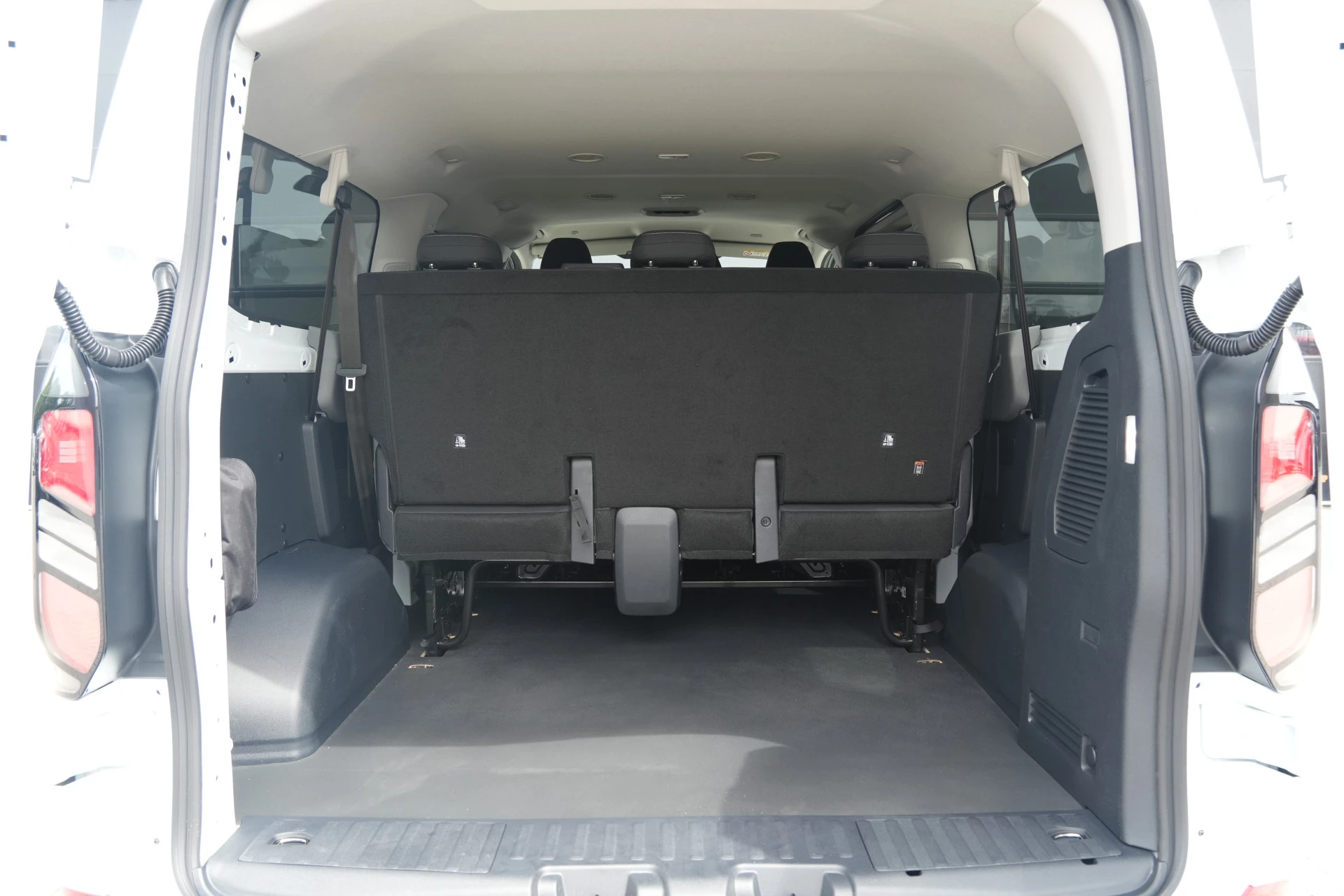 Ford Transit Custom 2026 - 340 2.5 PHEV L2H1 Kombi Trend 9 zits - Carplay - Camera - Navigatie - Airco achterin - Cuise - Rijklaar afbeelding 10