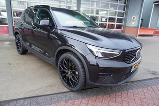 Volvo XC40 2023 - 1.5 T4 Recharge Dark Plus Hybride 20"Licht metalen velgen bild 2
