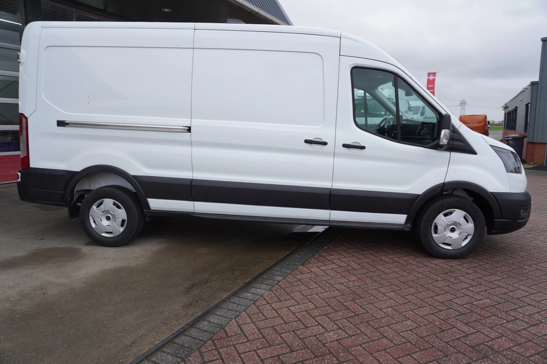 Ford Transit 2024 - 350 2.0 TDCI 130PK L3H2 Trend afbeelding 3