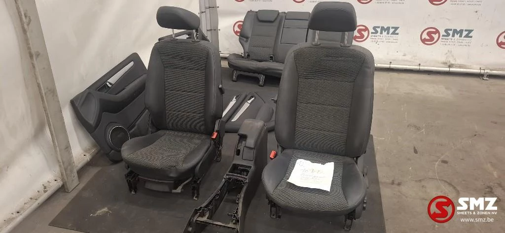 Mercedes-Benz - Occ set interieur met zetels W169FL Mercedes Bild 1